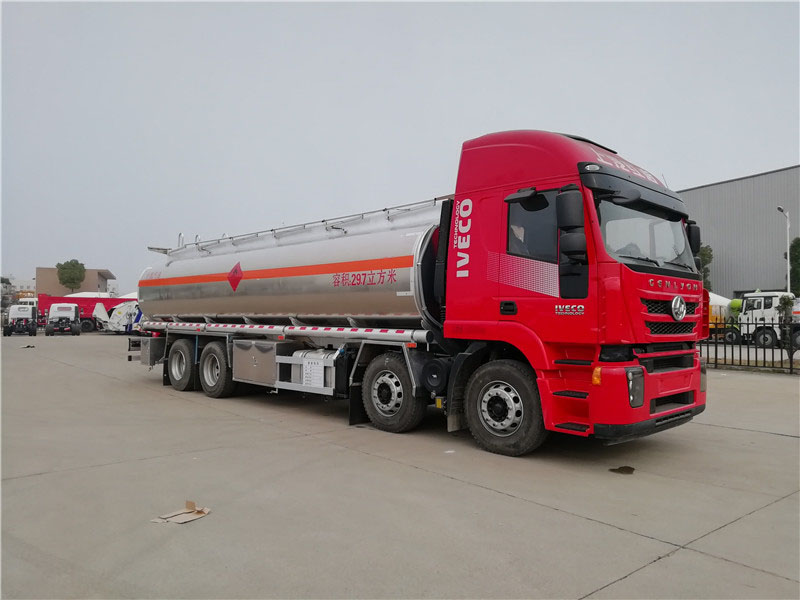 上汽紅巖29.7方前四后八鋁合金運(yùn)油車(chē)，20噸運(yùn)油車(chē)