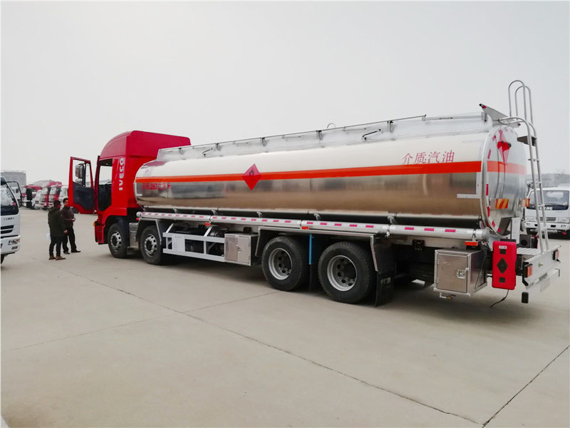 上汽紅巖29.7方前四后八鋁合金運(yùn)油車(chē)，20噸運(yùn)油車(chē)